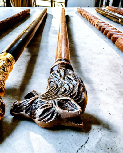 Laska Spacerowa Wolf - Indijas Mango Koksne ar Gravēšanas Iespēju, brūni zelta rotājumi