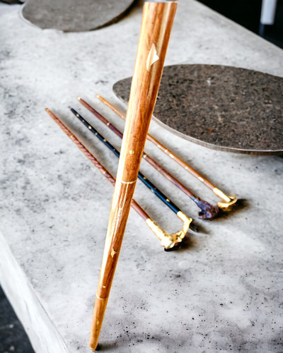 Laska Spacerowa Wolf - Indijas Mango Koksne ar Gravēšanas Iespēju, brūni zelta rotājumi