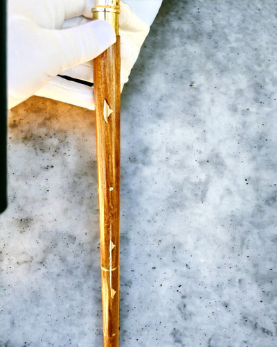 Bastón de Viaje Tallado a Mano, para caminar "Caminante Real" en color marrón con adornos dorados