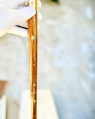 Laska Spacerowa Wolf - Indijas Mango Koksne ar Gravēšanas Iespēju, brūni zelta rotājumi