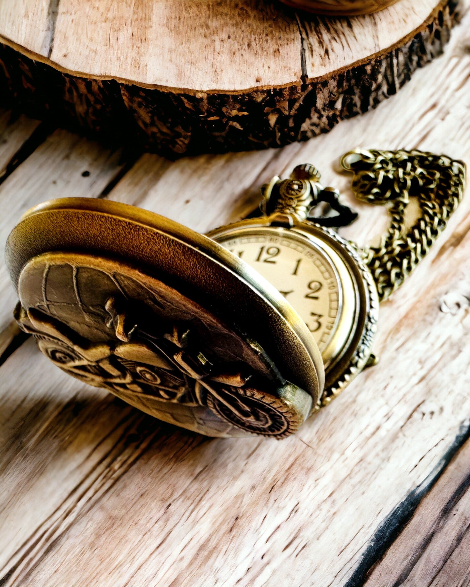 Ceas de buzunar „Motociclistul Elegant” – Gravură