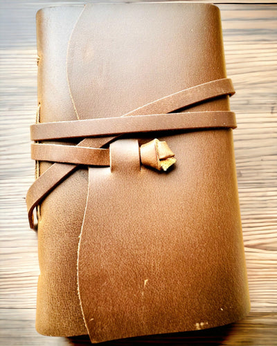 Premium piezīmju grāmatiņa "RetroNotes" – Eleganta piezīmju grāmatiņa no īstas ādas - 200 lapas, 120g, piezīmju grāmatiņa, skiču grāmata, brūna krāsa, personalizācija ar gravējumu