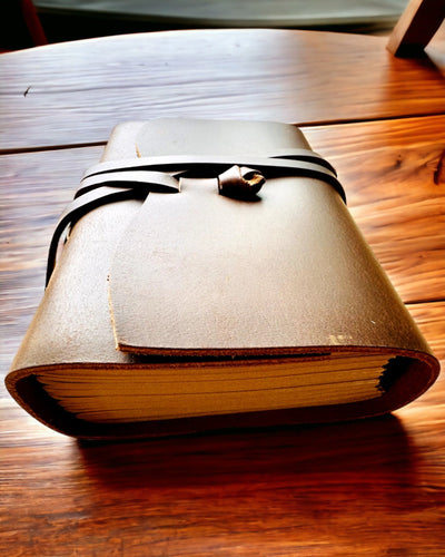 Premium piezīmju grāmatiņa "RetroNotes" – Eleganta piezīmju grāmatiņa no īstas ādas - 200 lapas, 120g, piezīmju grāmatiņa, skiču grāmata, brūna krāsa, personalizācija ar gravējumu