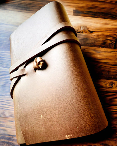 Premium piezīmju grāmatiņa "RetroNotes" – Eleganta piezīmju grāmatiņa no īstas ādas - 200 lapas, 120g, piezīmju grāmatiņa, skiču grāmata, brūna krāsa, personalizācija ar gravējumu