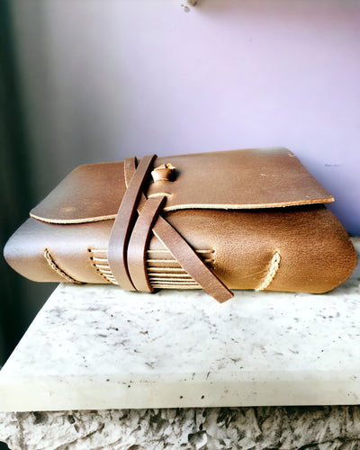 Premium piezīmju grāmatiņa "RetroNotes" – Eleganta piezīmju grāmatiņa no īstas ādas - 200 lapas, 120g, piezīmju grāmatiņa, skiču grāmata, brūna krāsa, personalizācija ar gravējumu