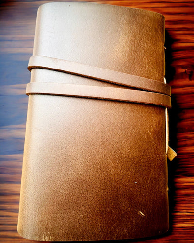 Premium piezīmju grāmatiņa "RetroNotes" – Eleganta piezīmju grāmatiņa no īstas ādas - 200 lapas, 120g, piezīmju grāmatiņa, skiču grāmata, brūna krāsa, personalizācija ar gravējumu