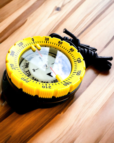 Компас для дайвінгу AquaGuide - водонепроникний компас з люмінесцентною функцією та еластичним ремінцем, можливість персоналізації