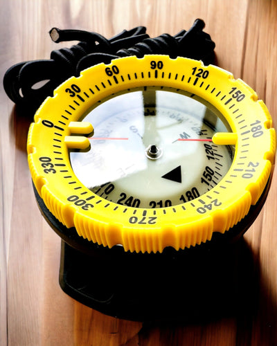 Компас для дайвінгу AquaGuide - водонепроникний компас з люмінесцентною функцією та еластичним ремінцем, можливість персоналізації