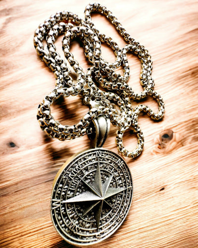 "Eurla" Compass Necklace - customizable with engraving