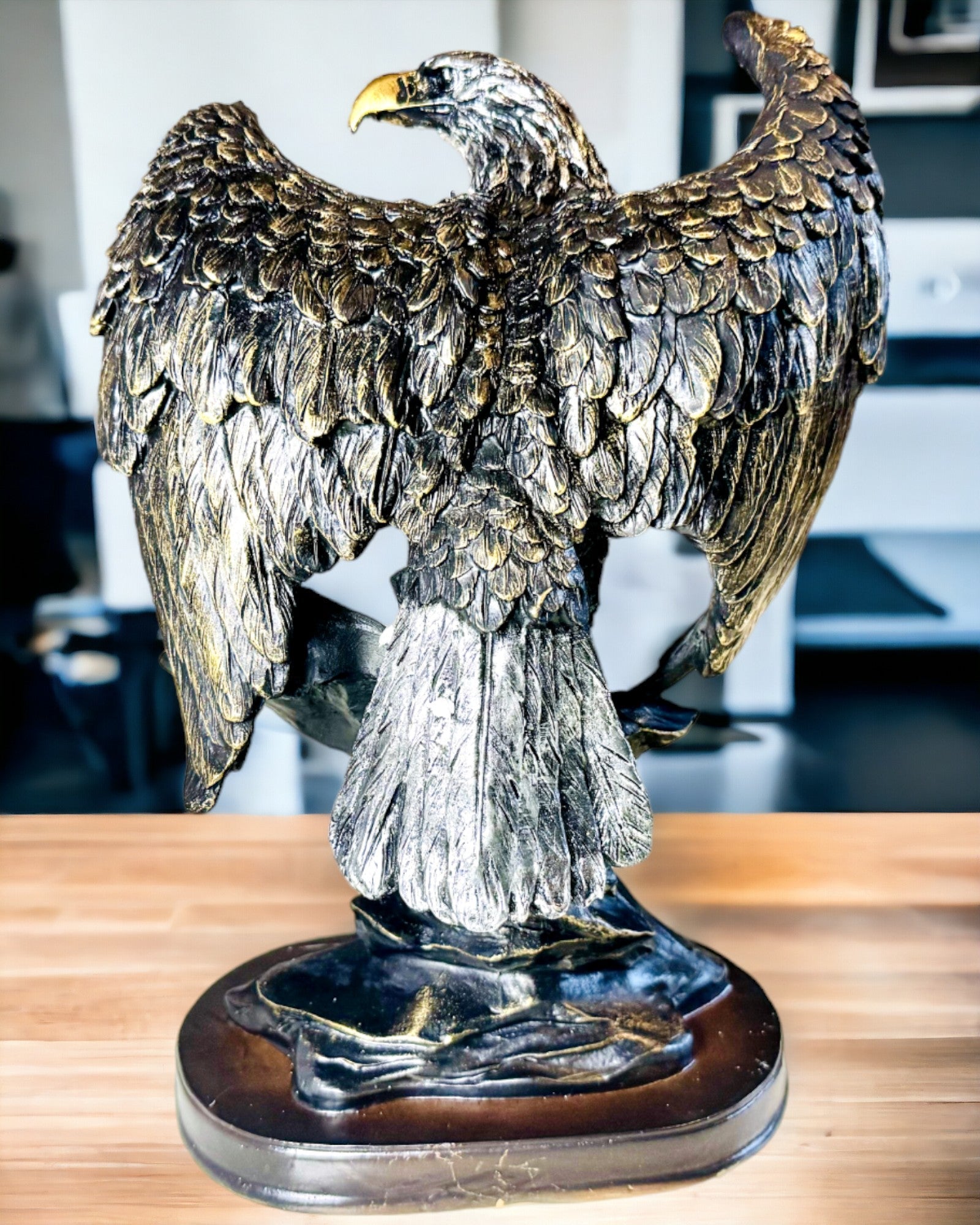 Statuetă Decorativă „Vulturul Zburător” – Simbol Majestuos al Forței și Libertății