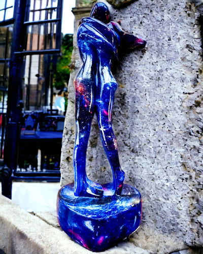 Kosmiskais Apskāviens - Sveķu Figūriņa ar Gravēšanas Iespēju