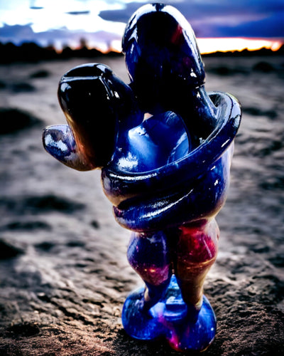 Kosmiskais Apskāviens - Sveķu Figūriņa ar Gravēšanas Iespēju