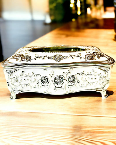 Dėžutė servetėlėms su įspaustu rožių raštu - elegantiškas interjero priedas, balta