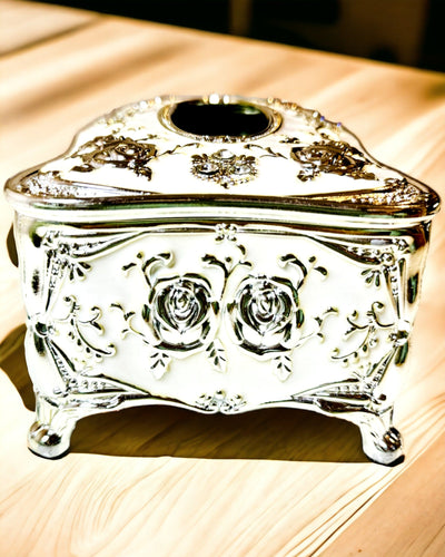 Dėžutė servetėlėms su įspaustu rožių raštu - elegantiškas interjero priedas, balta