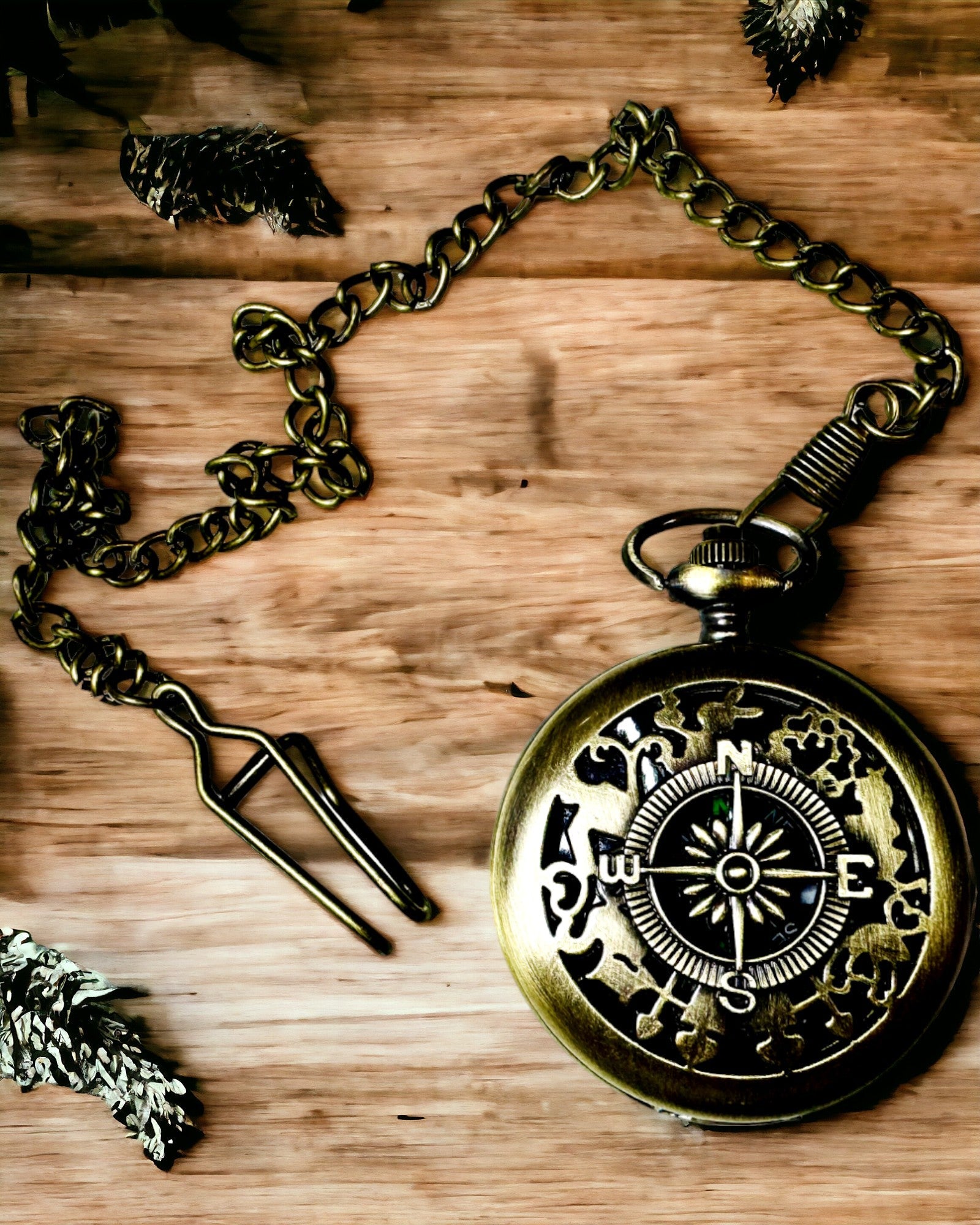 Antički brončano-zlatni džepni kompas s prozirnim uzorkom – savršen za istraživače i ljubitelje retro stila. Personalizacija gravurom