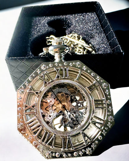 Klasikinis sidabrinės spalvos aštuonkampis mechaninis kišeninis laikrodis su ažūrine ciferblatu steampunk stiliuje