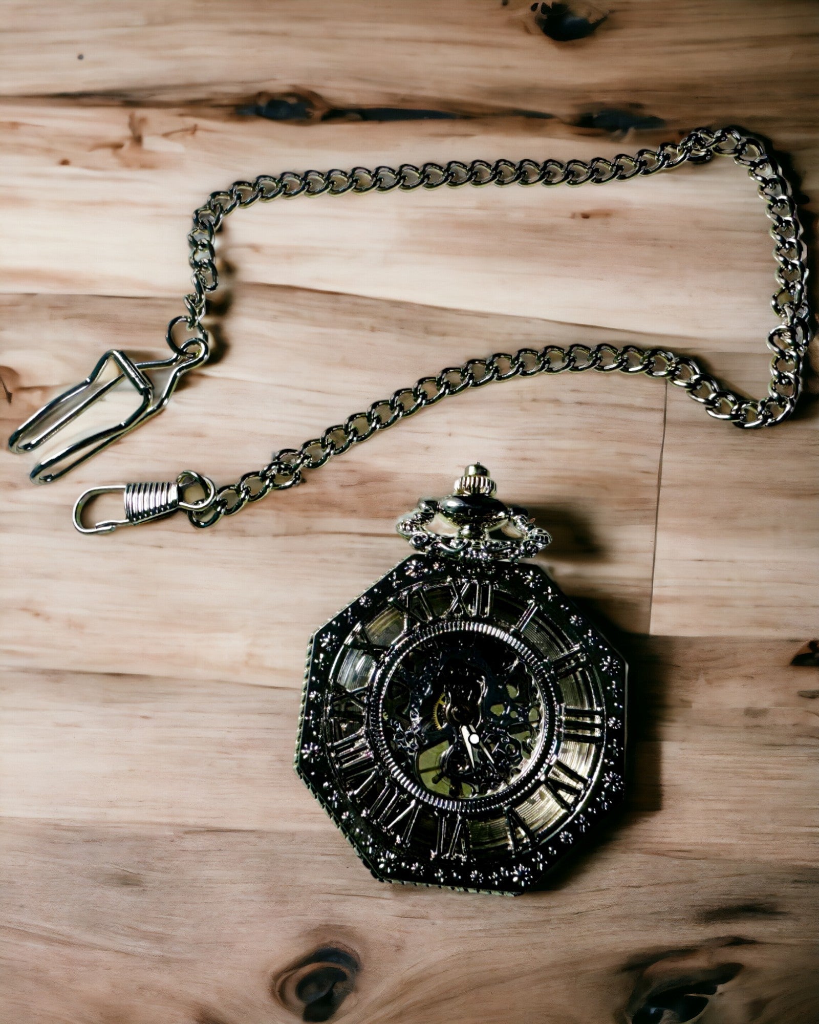 Klasikinis sidabrinės spalvos aštuonkampis mechaninis kišeninis laikrodis su ažūrine ciferblatu steampunk stiliuje