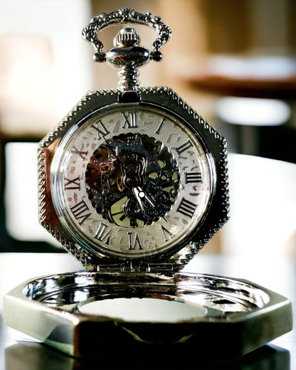 Klasikinis sidabrinės spalvos aštuonkampis mechaninis kišeninis laikrodis su ažūrine ciferblatu steampunk stiliuje