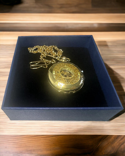 Reloj de Bolsillo Retro Tallado con Mecanismo de Cuerda Manual, color Dorado con Escala Romana y Esfera Luminosa, Estilo Vintage