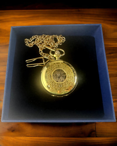 Reloj de Bolsillo Retro Tallado con Mecanismo de Cuerda Manual, color Dorado con Escala Romana y Esfera Luminosa, Estilo Vintage