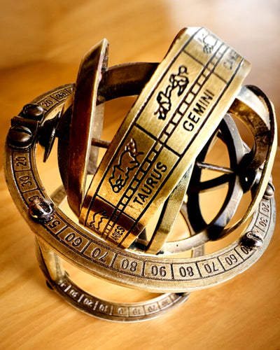 Astronominis laikrodis „Kosminė harmonija“ - galimybė personalizuoti graviravimu