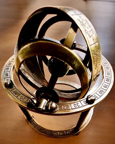 Astronominis laikrodis „Kosminė harmonija“ - galimybė personalizuoti graviravimu