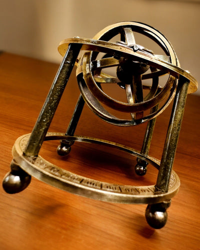 Astronominis laikrodis „Kosminė harmonija“ - galimybė personalizuoti graviravimu