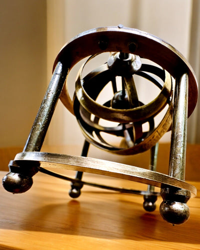 Astronominis laikrodis „Kosminė harmonija“ - galimybė personalizuoti graviravimu