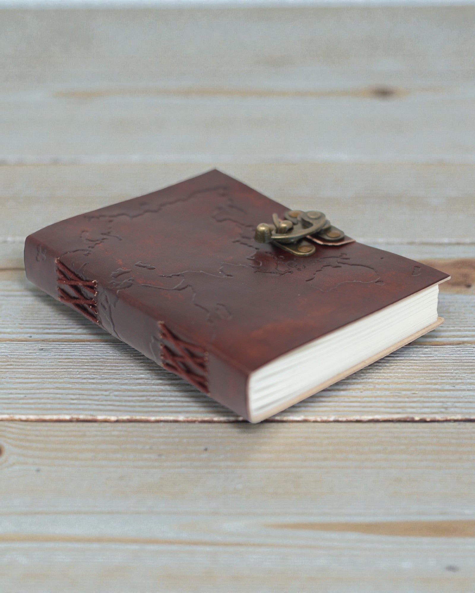 Caiet de notițe din piele cu harta lumii și cusături (18x13 cm)