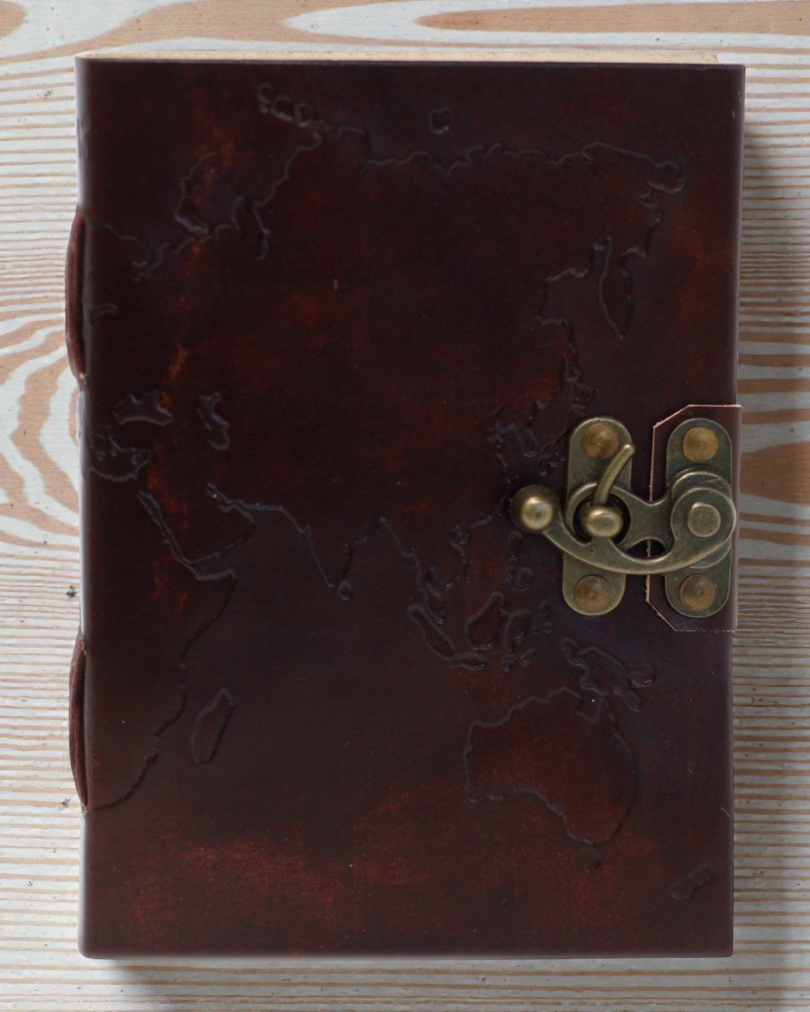 Caiet de notițe din piele cu harta lumii și cusături (18x13 cm)