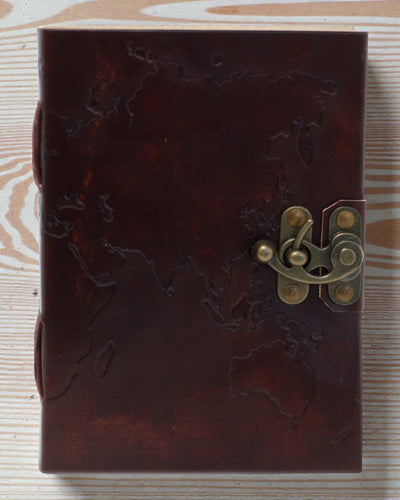 Caiet de notițe din piele cu harta lumii și cusături (18x13 cm)