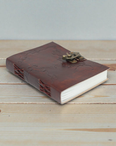 Caiet de notițe din piele cu harta lumii și cusături (18x13 cm)