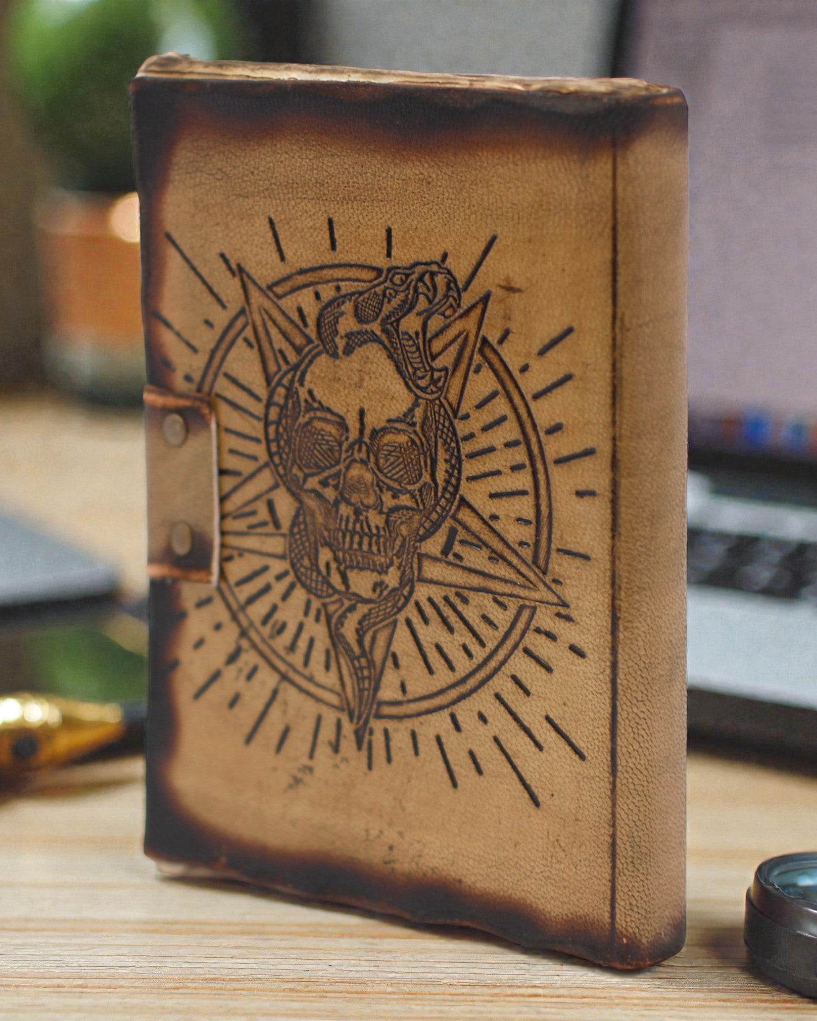Sello de la Noche – Cuaderno de cuero con pentagrama y calavera