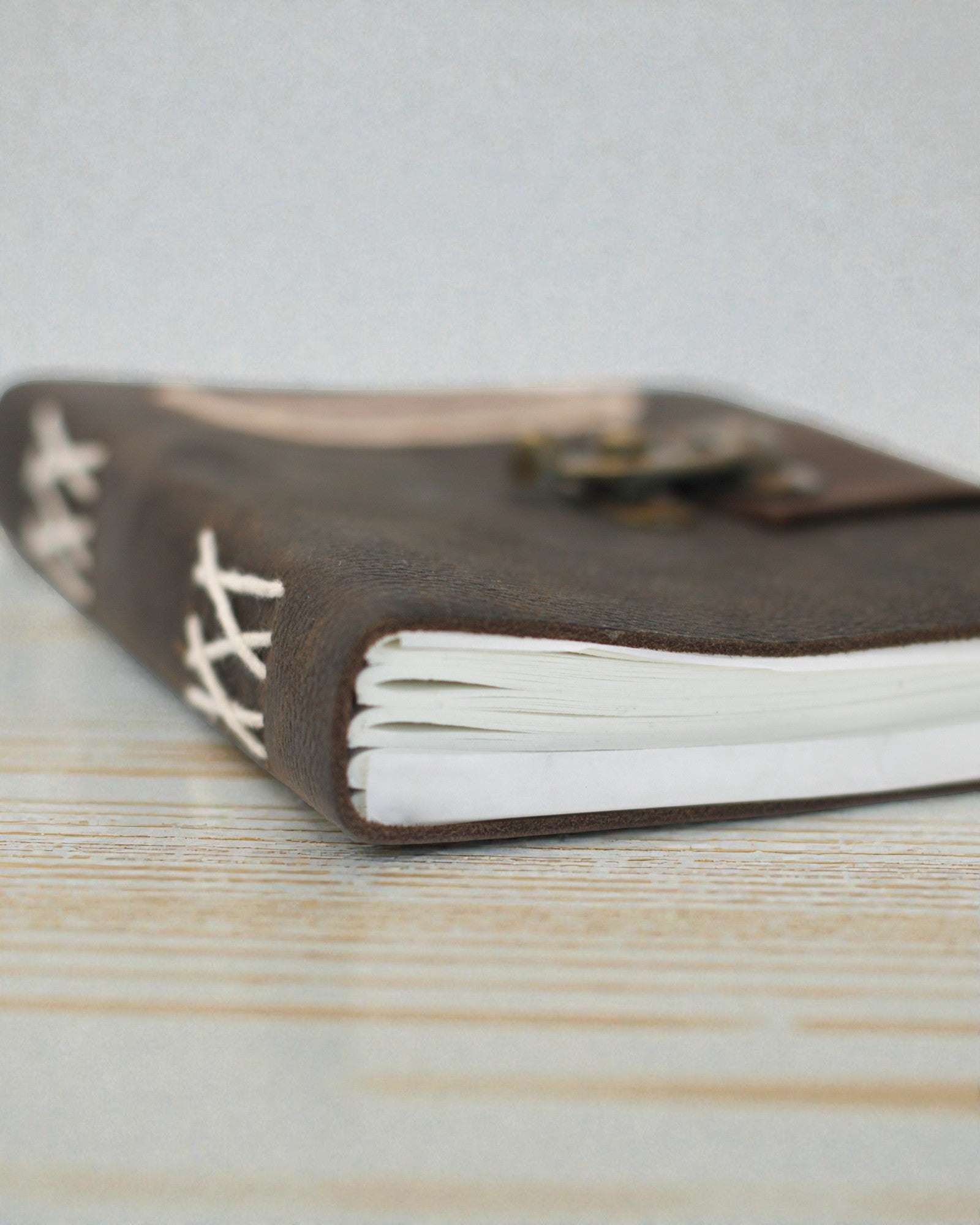 Ādas piezīmju grāmata “Melnās atzīšanās” ar slēdzeni (18x13 cm)