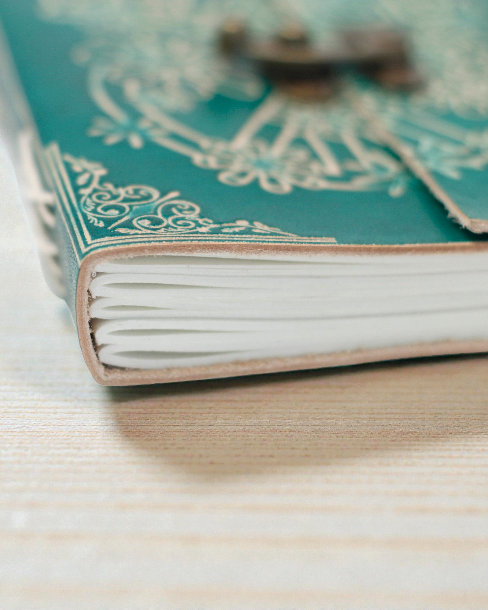 Caiet de notițe din piele turcoaz „Pace” cu fermoar – armonie și liniște (18 x 13 cm)