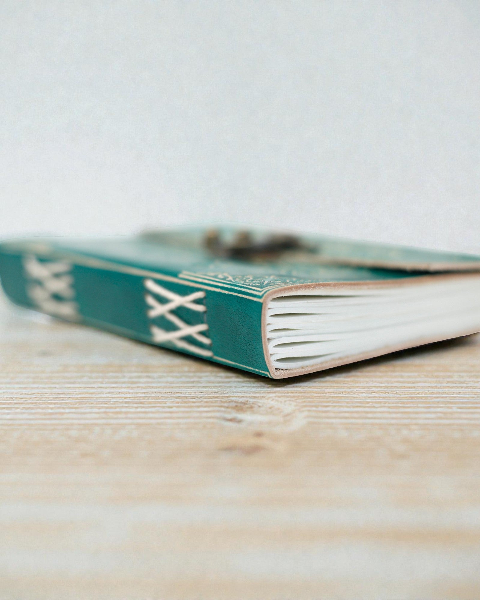 Caiet de notițe din piele turcoaz „Pace” cu fermoar – armonie și liniște (18 x 13 cm)