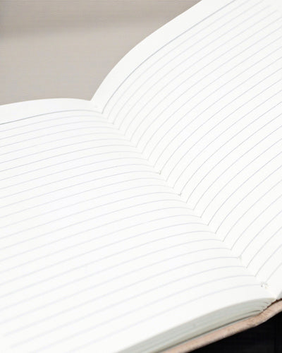 Kožený zápisník s čakrovými kameny – ručně zdobený deník harmonie