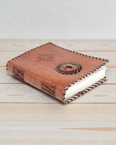 Ādas piezīmju grāmata ar melnā oniksa un kompasa motīvu 17x12 cm