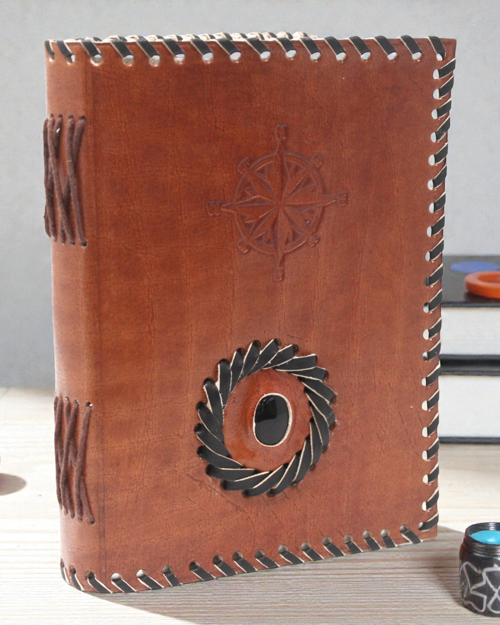 Ādas piezīmju grāmata ar melnā oniksa un kompasa motīvu 17x12 cm