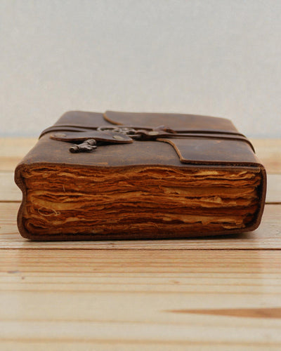 Нотатник з олійованої шкіри з ключем секретів – Vintage Journal 13 × 18 см