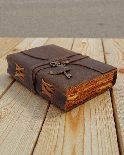 Нотатник з олійованої шкіри з ключем секретів – Vintage Journal 13 × 18 см