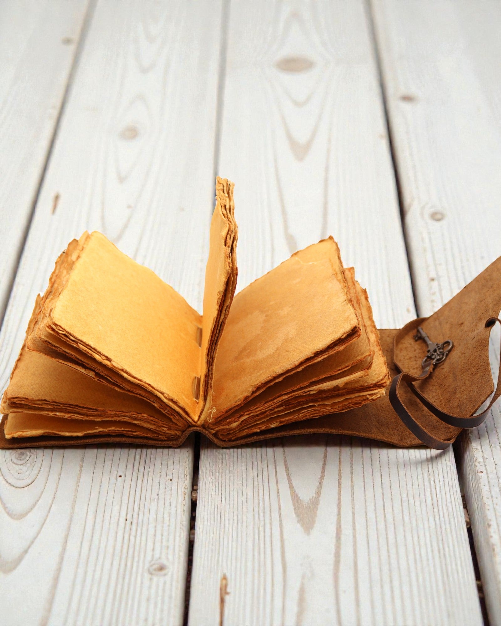 Нотатник з олійованої шкіри з ключем секретів – Vintage Journal 13 × 18 см