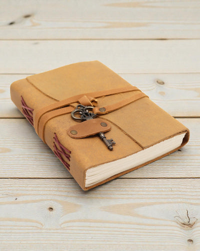 Zápisník ze světlé olejované kůže s klíčem Solis – retro deník 13 × 18 cm