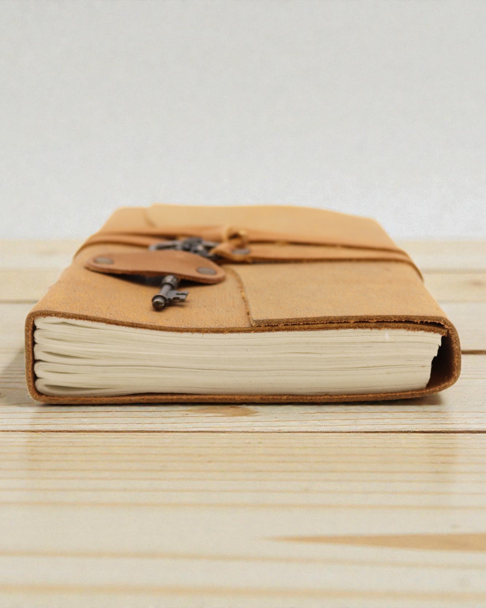 Zápisník ze světlé olejované kůže s klíčem Solis – retro deník 13 × 18 cm