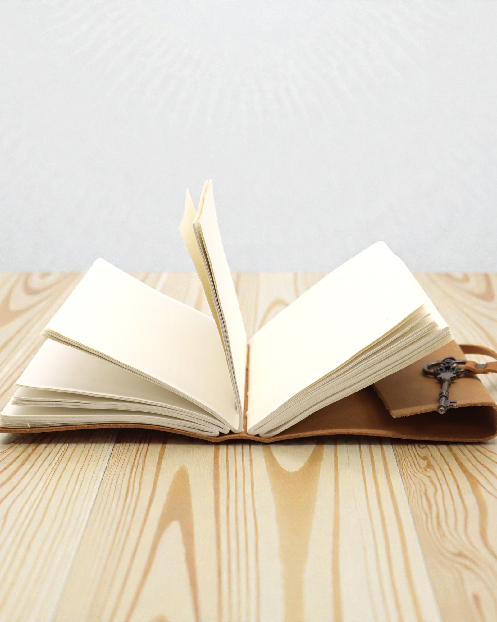 Zápisník ze světlé olejované kůže s klíčem Solis – retro deník 13 × 18 cm