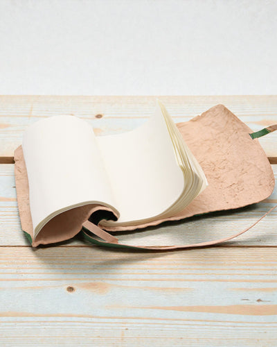 Svinovací kožený cestovatelský zápisník Nomad Green – 21 × 15 cm