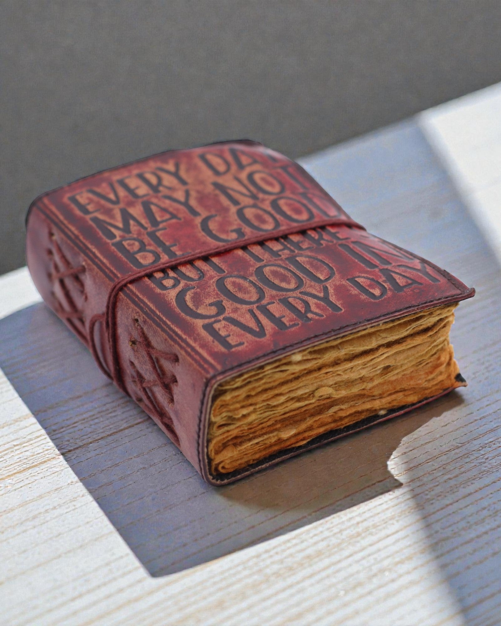 Bieza ādas piezīmju klade ar plēstmalu – Ne katra diena var būt laba (12.7 × 8.9 cm)