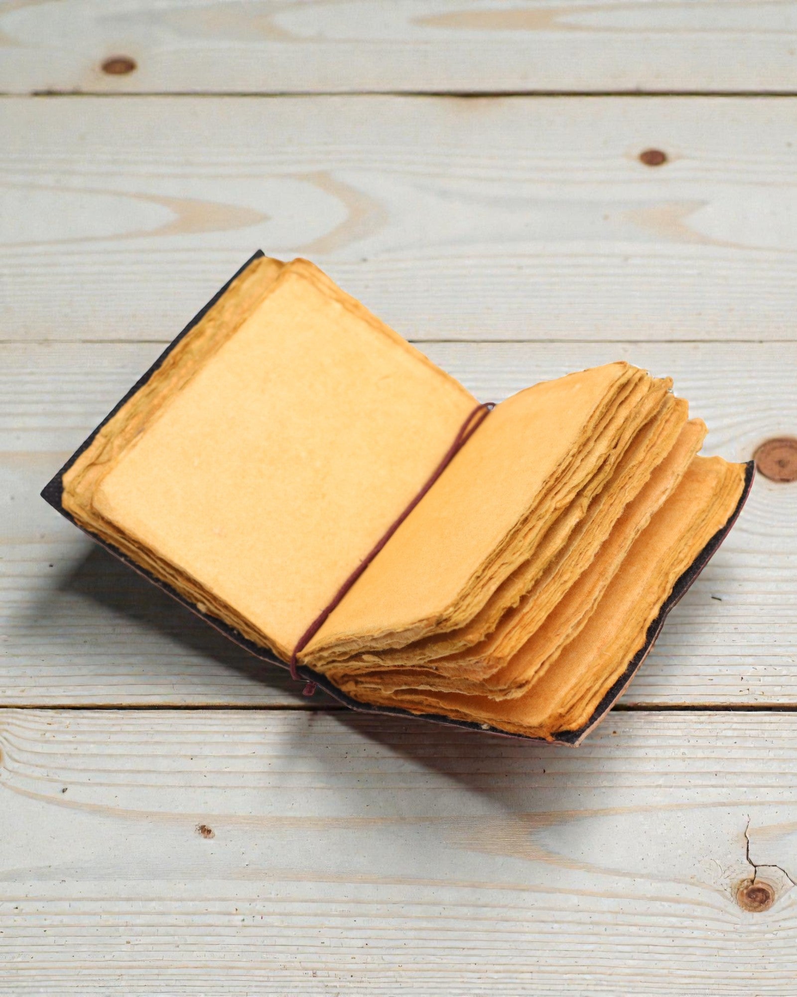 Bieza ādas piezīmju klade ar plēstmalu – Ne katra diena var būt laba (12.7 × 8.9 cm)