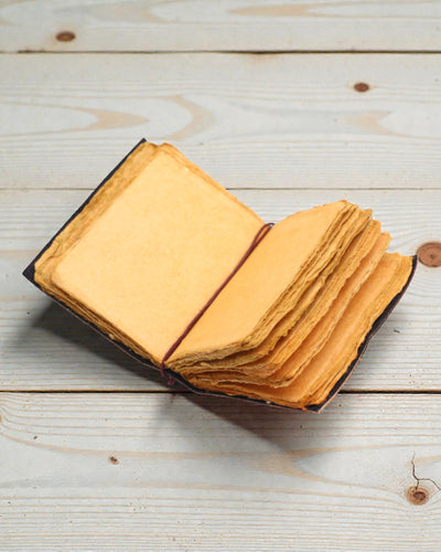 Bieza ādas piezīmju klade ar plēstmalu – Ne katra diena var būt laba (12.7 × 8.9 cm)