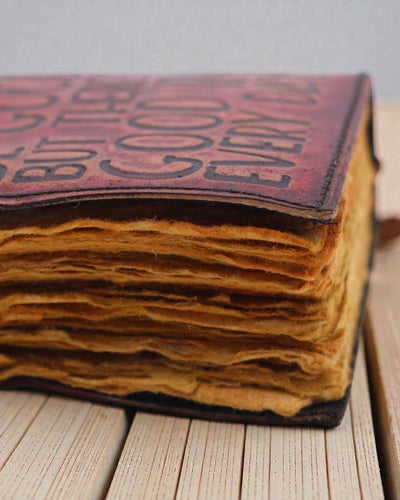 Bieza ādas piezīmju klade ar plēstmalu – Ne katra diena var būt laba (12.7 × 8.9 cm)